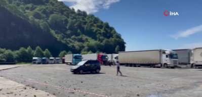 Artvin'de faciadan d&ouml;n&uuml;ld&uuml;: 2 TIR kayaların altında kaldı!