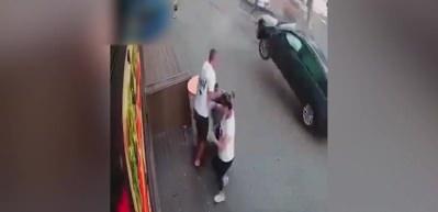 Bebek arabası ile kaldırımda giden aile, kontrolden &ccedil;ıkan bir arabanın altında ezilmekten kıl payı kurtuldu