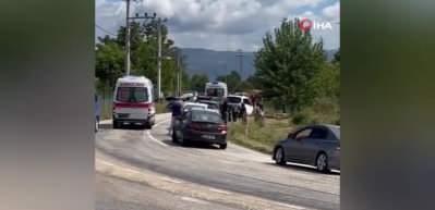 Bursa'nın İneg&ouml;l il&ccedil;esinde 2 otomobil kafa kafaya &ccedil;arpıştı