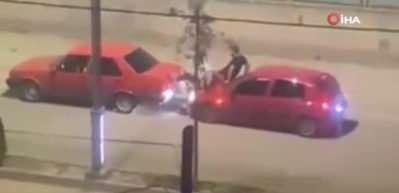 Elazığ'da bozulan aracı ayaklarıyla ittiler