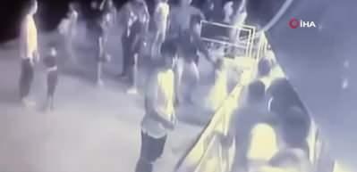 İskele ile gemi arasındaki boşluğa d&uuml;şt&uuml;! Feci anlar kamerada