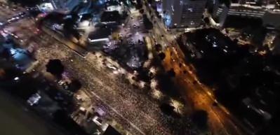İsrail'de Netenyahu karşıtlarının g&ouml;sterileri devam ediyor! Tam 500 bin kişi...