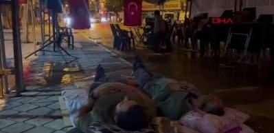 SMS ile işten &ccedil;ıkarılan 204 iş&ccedil;iden belediye &ouml;n&uuml;nde 24 saat n&ouml;bet