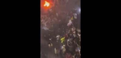 Tel Aviv yanıyor: Binlerce kişi sokakta! Polis ile birbirlerine girdiler