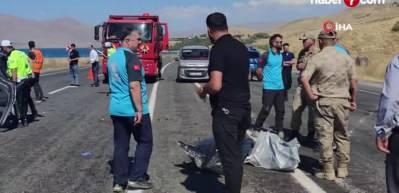 Van'da feci kaza: 2 &ouml;l&uuml;, 4 yaralı