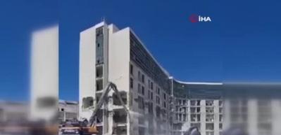 Depremde hasar g&ouml;ren hastane yerle bir oldu