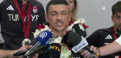 &Ccedil;ifte altın madalya ile d&ouml;nd&uuml;, babasının s&ouml;z&uuml;n&uuml; tuttu!