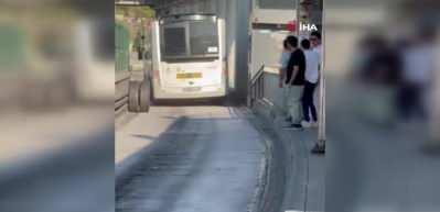 Esenyurt&rsquo;ta metrob&uuml;s&uuml;n tekerlekleri fırladı: Faciadan d&ouml;n&uuml;ld&uuml;