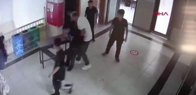 Okulda panik anları! &Ouml;ğretmen &ouml;ğrencisinin hayatını Heimlich manevrasıyla kurtardı...