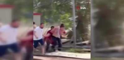  Sakarya'daki patlama sonrası ilk anlar: Yaralıyı b&ouml;yle taşımışlar