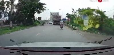 Vietnam'da şiddetli tayfun k&ouml;pr&uuml;y&uuml; yıktı! Korku dolu anlar kamerada