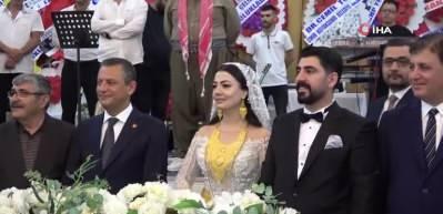  CHP Genel Başkanı &Ouml;zg&uuml;r &Ouml;zel, nikah şahiti oldu