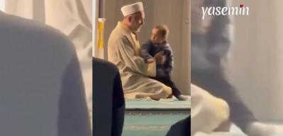 Dua okuyan imamı önce darlayıp sonra alkış isteyen ufaklık yüzleri güldürdü!