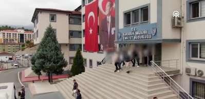 Karab&uuml;k merkezli nitelikli dolandırıcılık operasyonunda yakalanan 5 zanlı tutuklandı