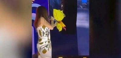 Şarkıcı Simge'ye konserinde çirkin saldırı