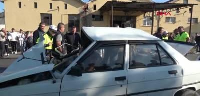 Servis otob&uuml;s&uuml; otomobile &ccedil;arptı: 1 &ouml;l&uuml;, 9 yaralı
