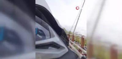 Trafikte kuryeye sinirlenen maganda s&uuml;r&uuml;c&uuml; ona yumruk attı! İşte olay anı...