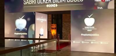 9. Sabri Ülker Bilim Ödülünü Dr. Aydan Bulut Karslıoğlu kazandı.