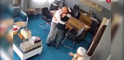 Bir babanın gurur dolu anları: Hafız olan oğlunun ayaklarına kapandı