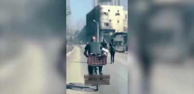&Ccedil;ocuğunu hastaneye bisikletiyle ulaştırmaya &ccedil;alışan babanın o anları herkesin y&uuml;reğini par&ccedil;aladı