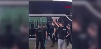 Kocaelispor oyuncularına tepki g&ouml;sterip takım otob&uuml;s&uuml;n&uuml;n arkasından tabancayla koştu