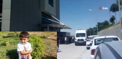 Trakt&ouml;rle geri manevra yapan baba oğlunu ezdi