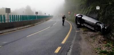 Bolu Dağı'nın D&uuml;zce ge&ccedil;işinde devrilen otomobilin s&uuml;r&uuml;c&uuml;s&uuml; ağır yaralandı