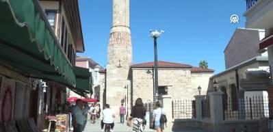 D&ouml;rt dil bilen ve gelen turistlere İslam'ı anlatan İmam herkesin takdirini kazandı