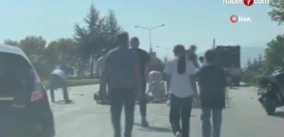 Kamyonette taşıdığı armutlar yola sa&ccedil;ıldı, diğer s&uuml;r&uuml;c&uuml;ler yardımına koştu