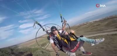 Paramotorla u&ccedil;an k&uuml;&ccedil;&uuml;k &ccedil;ocuk havada uyuyakaldı! İşte o anlar