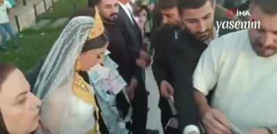 Van'da aşiret düğününde takılan altınlar ağızları açık bıraktı! 10 milyon TL takı takıldı