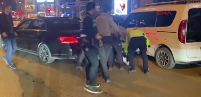 Alkoll&uuml; s&uuml;r&uuml;c&uuml;y&uuml; denetlemeden ka&ccedil;tı! Ekipleri ka&ccedil;an ş&uuml;pheliyi yakaladığı anlar b&ouml;yle g&ouml;r&uuml;nt&uuml;lendi