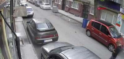 Arsız hırsızlar pes dedirtti!  &Ccedil;almak istedikleri otomobili &ccedil;alıştıramayınca, iterek g&ouml;t&uuml;rd&uuml;ler