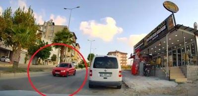 Herkesin d&uuml;z gittiği istikamette geri geri giden s&uuml;r&uuml;c&uuml; kameraya yakalandı!