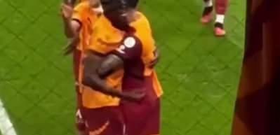 İngiliz devi Osimhen i&ccedil;in devrede! Galatasaray da para kazanabilir