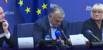 Macar aktivist Macaristan Başbakanı Orban&rsquo;a para fırlattı