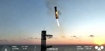SpaceX  bir roketi havadayken yakalamayı başardı