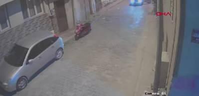 Dur ihtarına uymadı polisi kaputunda g&ouml;t&uuml;rd&uuml;! İşte film sahnelerini aratmayan o anlar