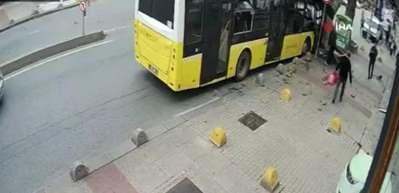  İETT otob&uuml;s&uuml; ağaca b&ouml;yle &ccedil;arptı! O anlar kamerada!