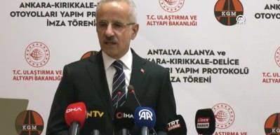 İki dev projede tarihi adım! Otoyol projelerinin yapımı i&ccedil;in imzalar atıldı