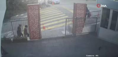 İzmir'de el freni çekilmeyen otomobil bahçe kapısından girdi