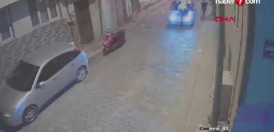 İzmir'de kendisini durdurmaya &ccedil;alışan polisi, aracının kaputunda s&uuml;r&uuml;kledi