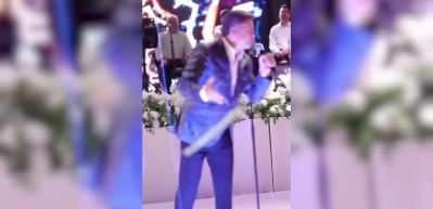 İzzet Yıldızhan'ın sahnede sırtı yandı! O hiçbir şey olmamış gibi devam etti