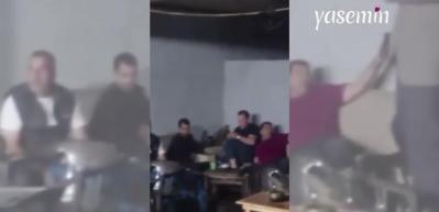 Kahvehaneyi su bastı! Vatandaşlar oyun oynamaya devam etti