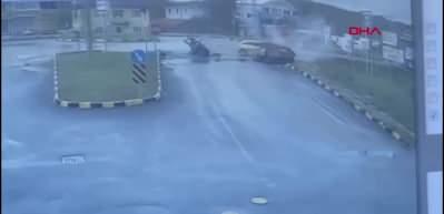 Kavşakta &ccedil;arpışan otomobillerden biri ikiye b&ouml;l&uuml;nd&uuml;; 1'i &ccedil;ocuk, 6 yaralı