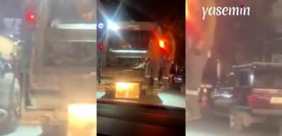 Temizlik görevlilerinin neşeli anları: Şarkıya eşlik etmeden duramadılar! 
