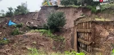 Toprak kayması sonucu çocuk parkı ve istinat duvarı zarar gördü