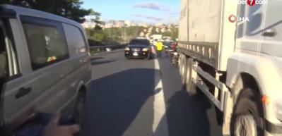 Hem suçlu hem güçlü! Emniyet şeridini ihlal etti polis ve gazetecilere tepki gösterdi