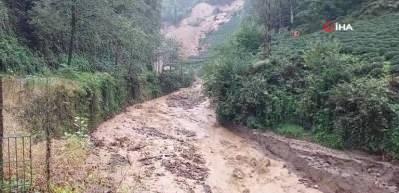  Rize'de Sağanak Yağışlar Hayatı Olumsuz Etkiliyor