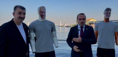 İzmir K&ouml;rfezi'ndeki kirliliğe Cemil Tugay ve Tun&ccedil; Soyer mankenleri ile tepki